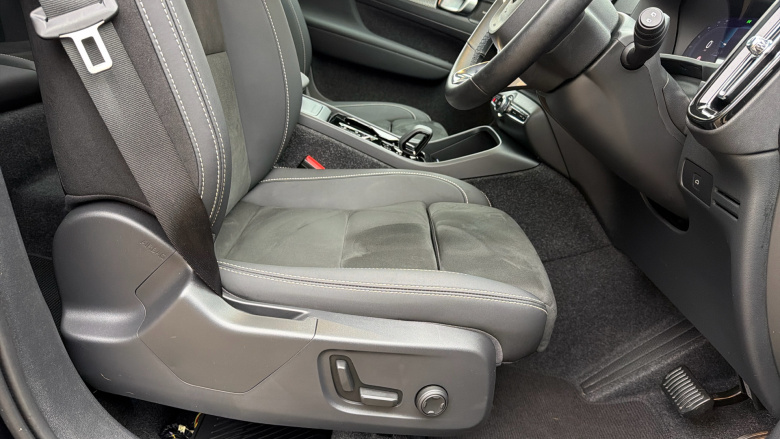 Volvo XC40 2.0 B4P Ultra Dark 5dr Auto Petrol Estate